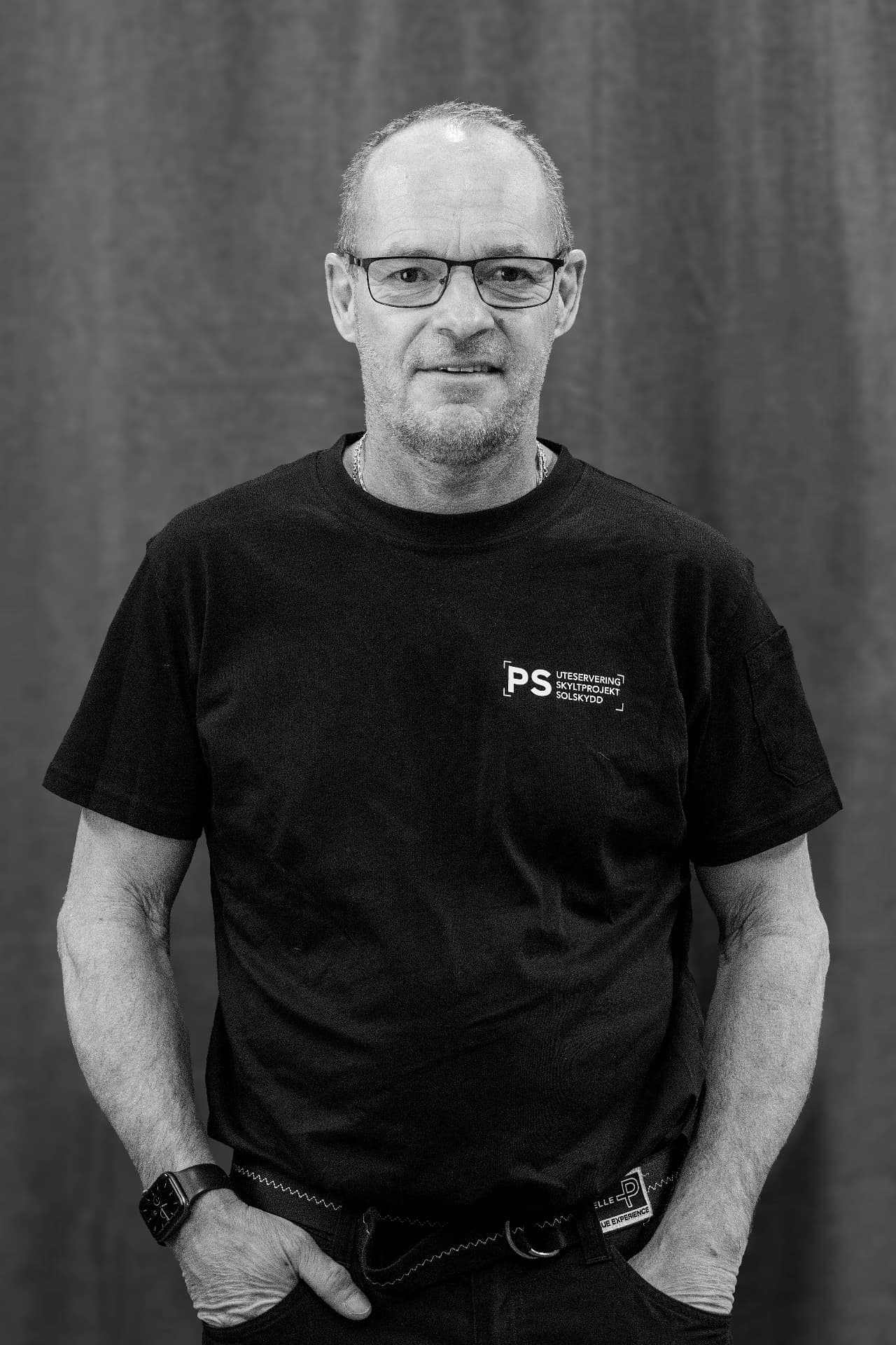 Hans Liljegren, Montage hos PS Skylt & Inredning