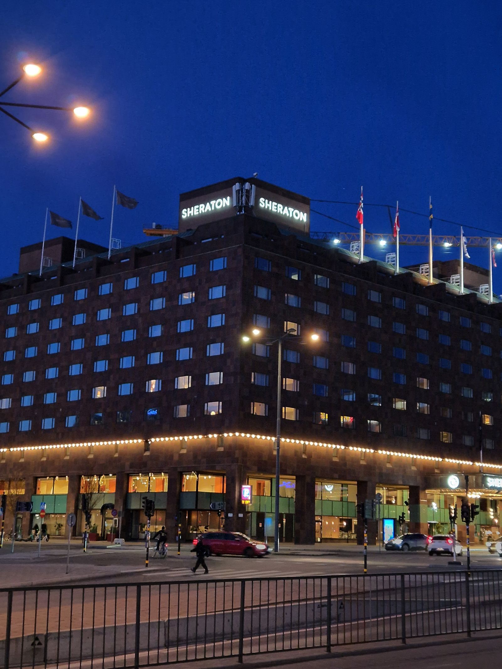Ny fasadskyltning till Sheraton Stockholm  – bild 5