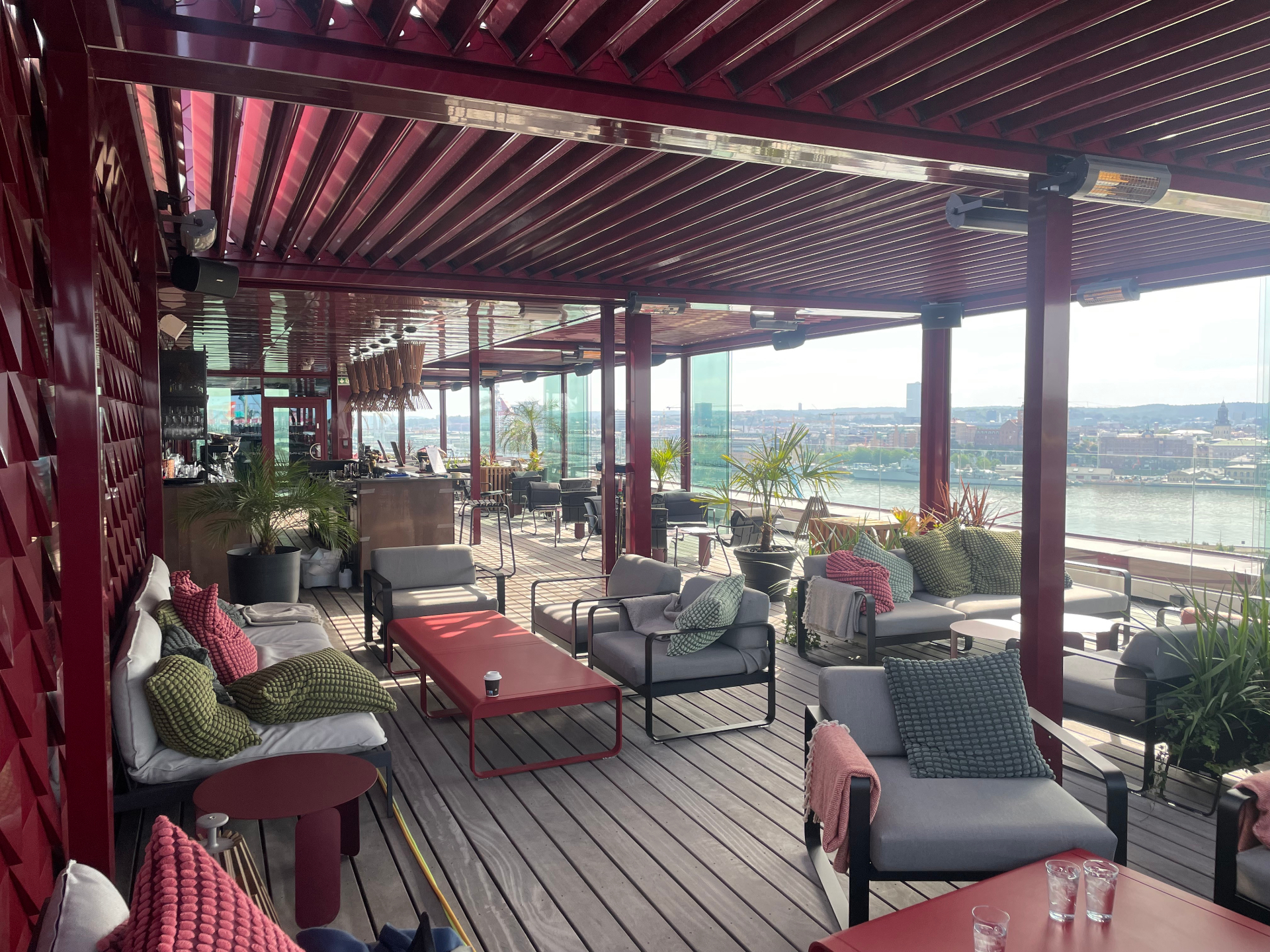 Clarion hotel the pier fran vaderberoende till aret runt nju – uteservering av PS Skylt & Inredning