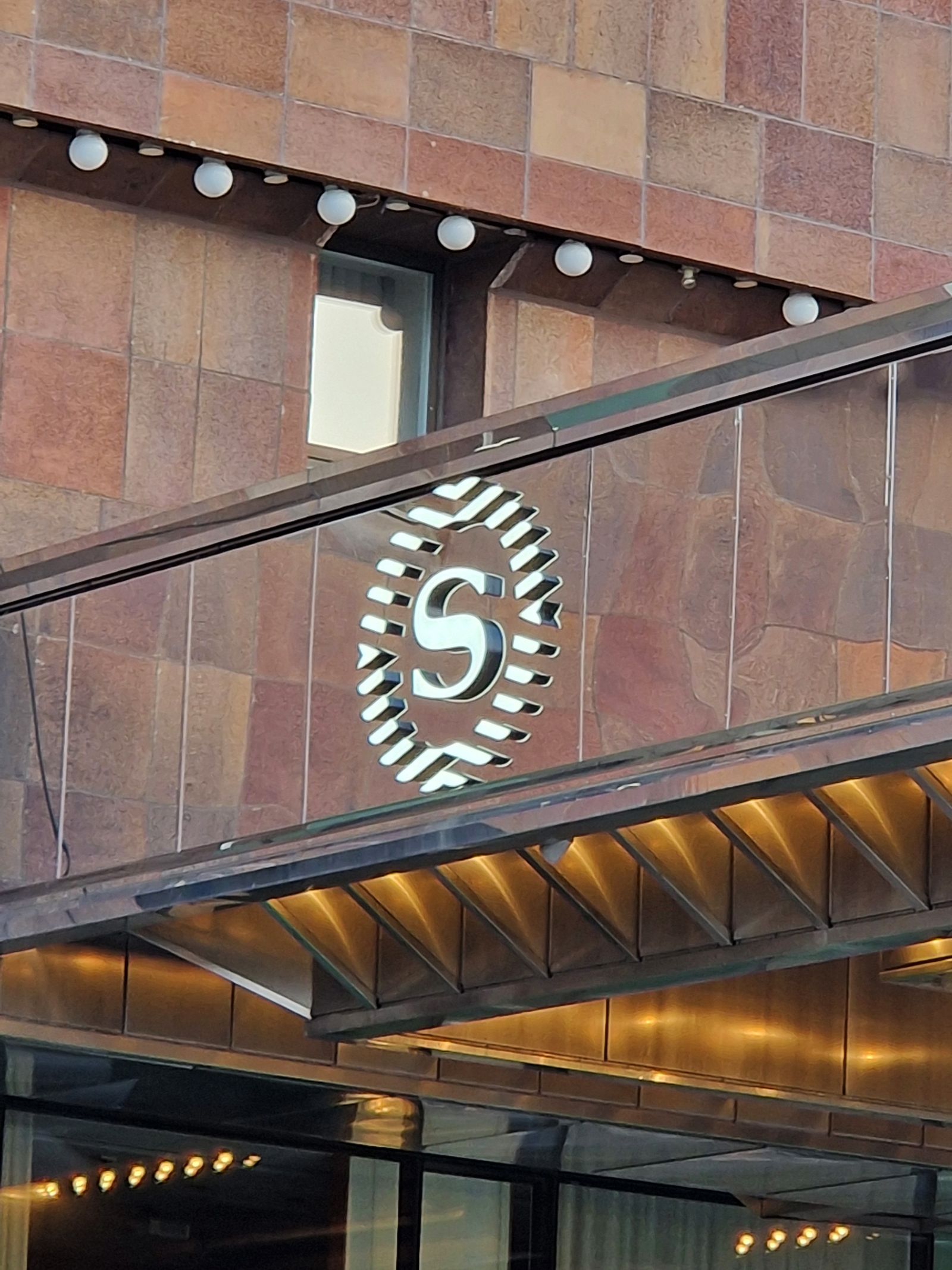 Ny fasadskyltning till Sheraton Stockholm  – bild 8