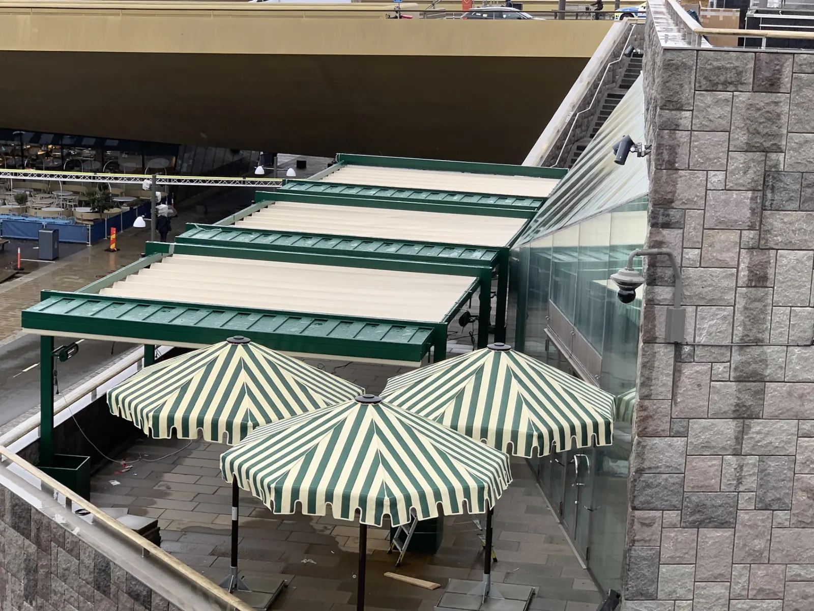 Montage hos PS Skylt & Inredning – Brasserie Astrid