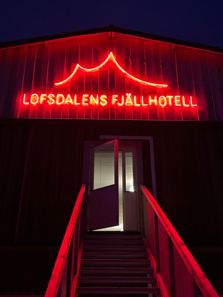Skyltning till Lofsdalens Fjällhotell – Lofsdalen – bild 3