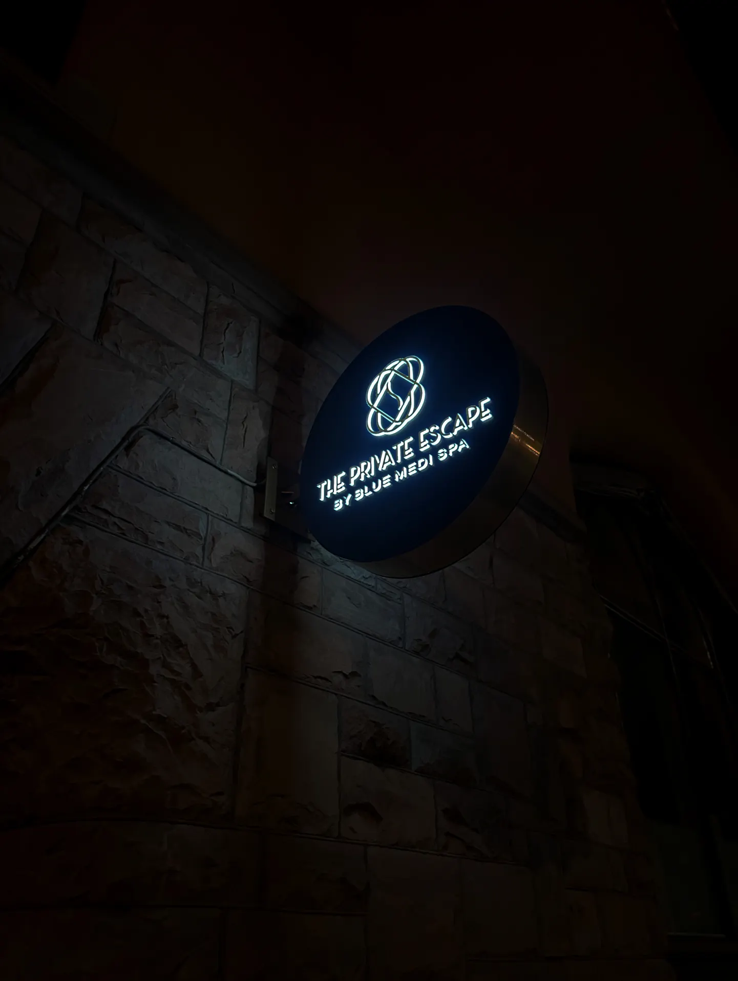 Stand out in the autumn darkness! Find the perfect illuminated facade sign for your business