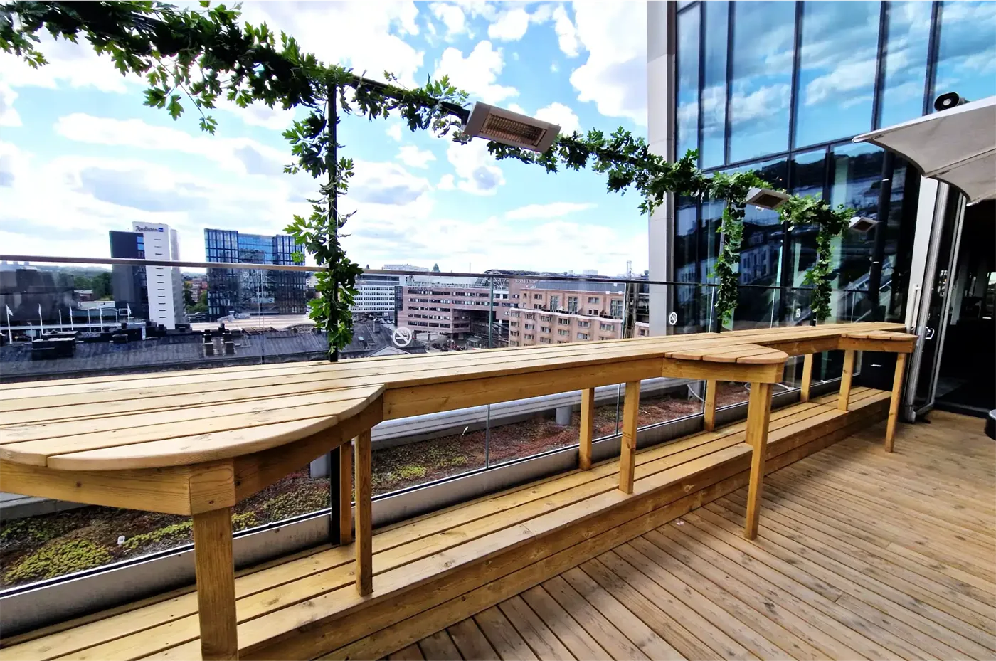 Specialbyggda möbler och ny trall till takbaren Capital på Scandic Continental – bild 2