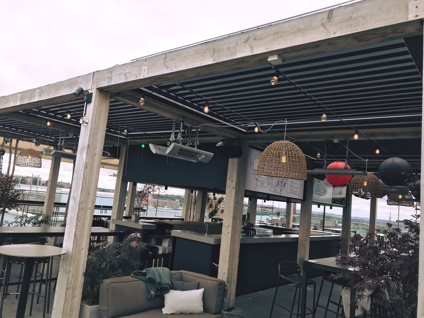 En vädersäkrad pergola hos Resaturang TAK mitt i Stockholm  – bild 2