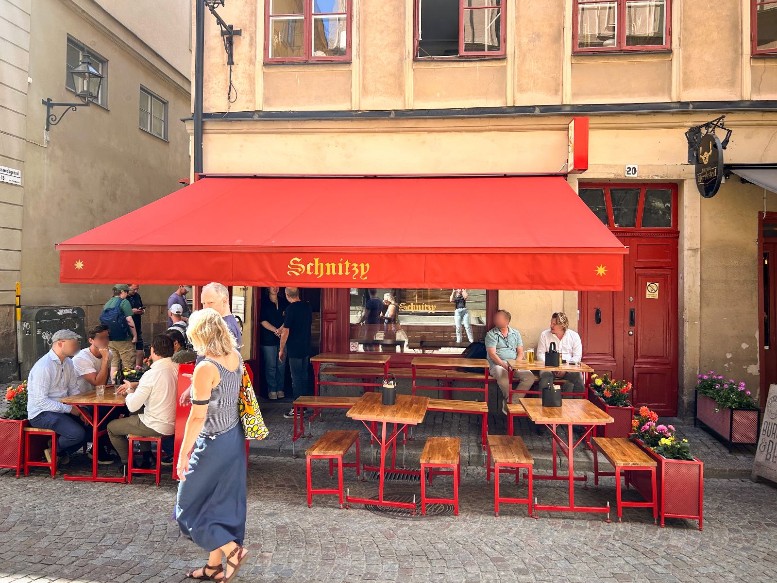 Uppdaterade fronter på Schnitzys befintliga fasadskylt