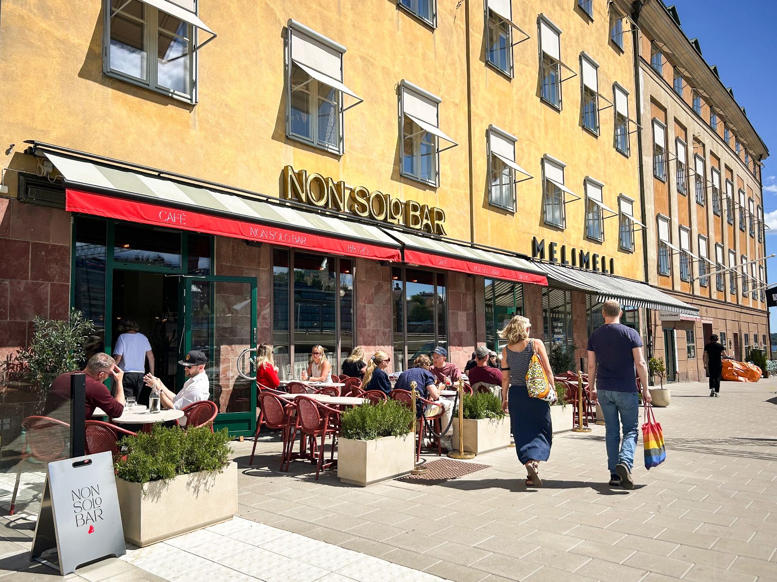 Fasadskylt till Non Solo Bar i Gamla stan – bild 2