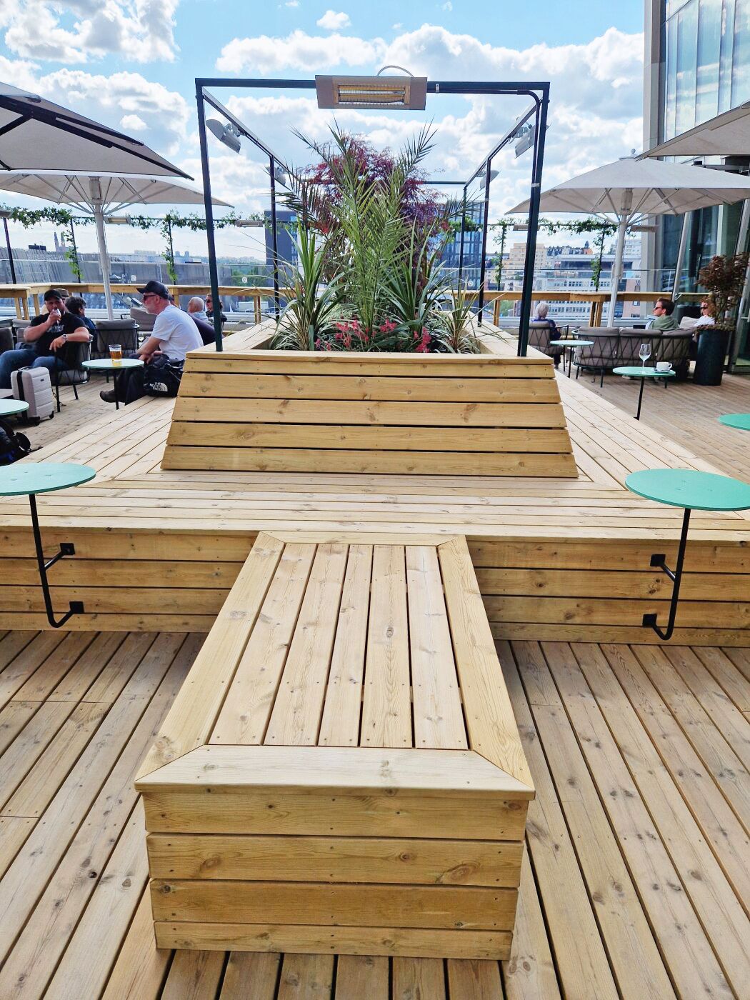 Specialbyggda möbler och ny trall till takbaren Capital på Scandic Continental – PS-projekt