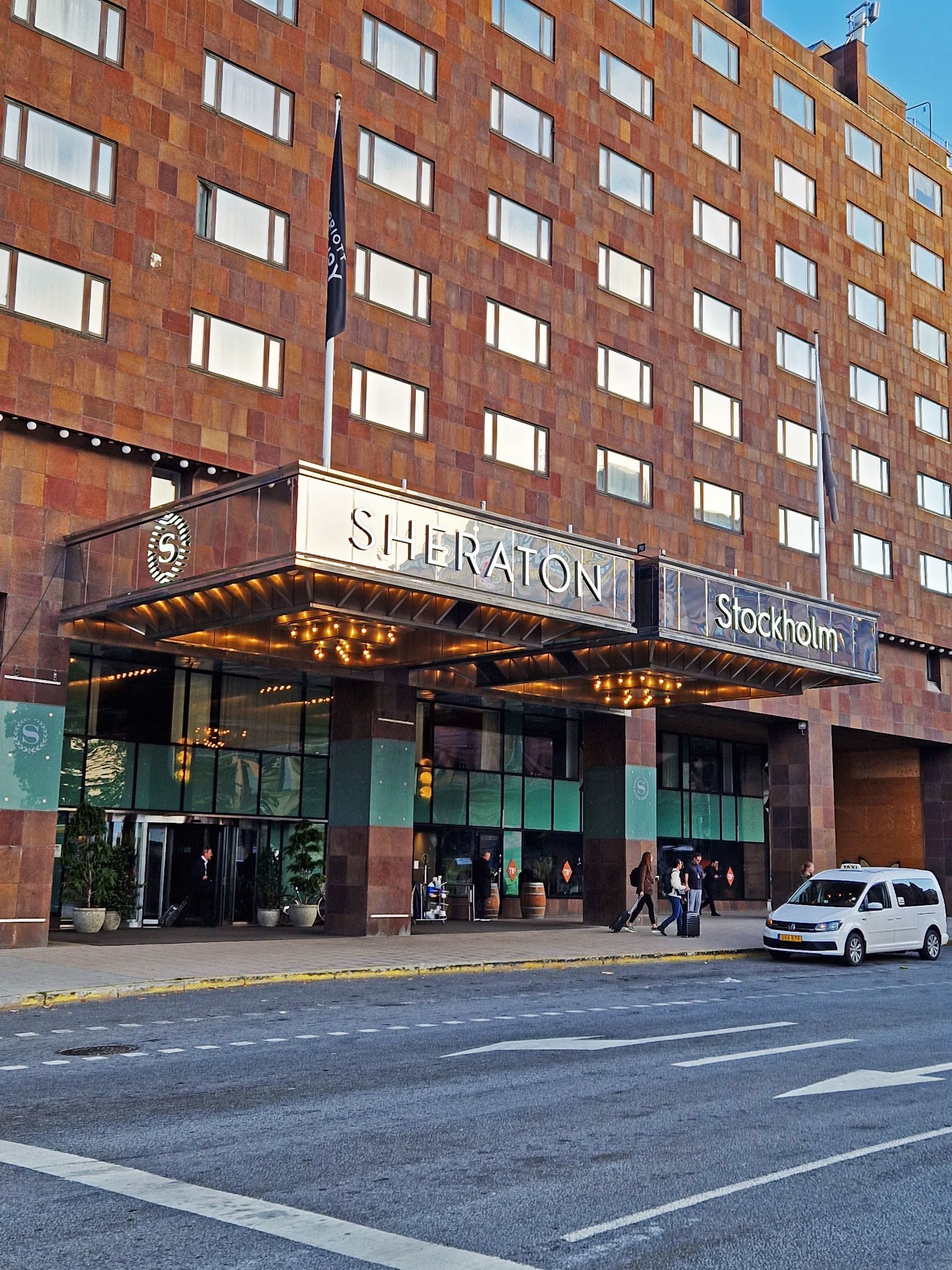Ny fasadskyltning till Sheraton Stockholm  – bild 2