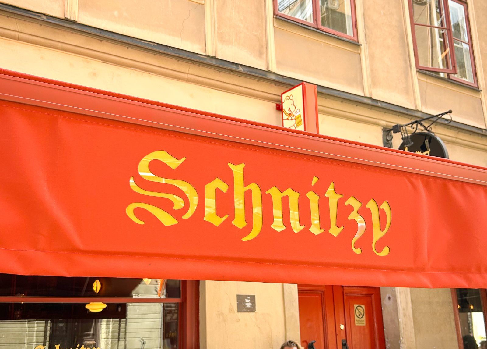 Detalj av markisens lackerade delar i Schnitzys profilfärg