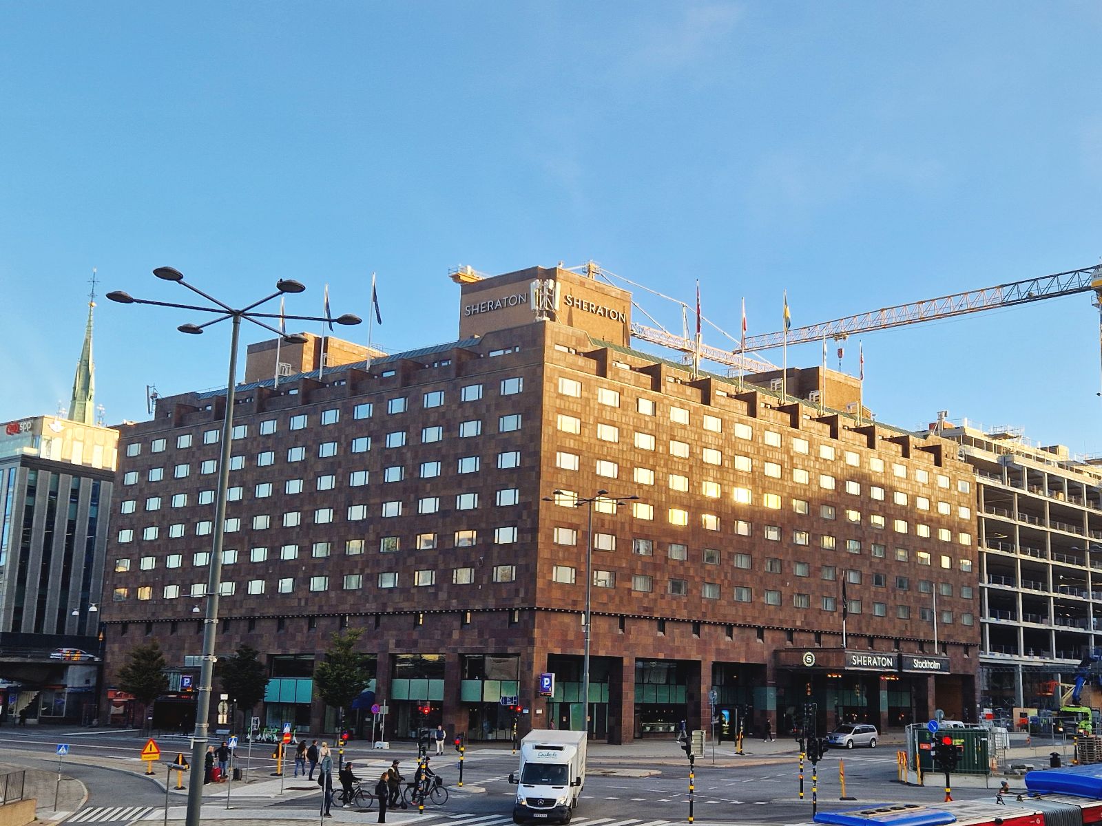 Ny fasadskyltning till Sheraton Stockholm  – bild 4