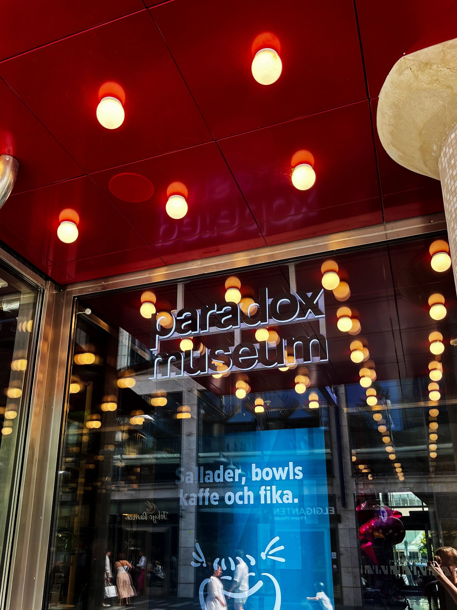 Fasadskyltning för Paradox Museum i Stockholm – bild 3