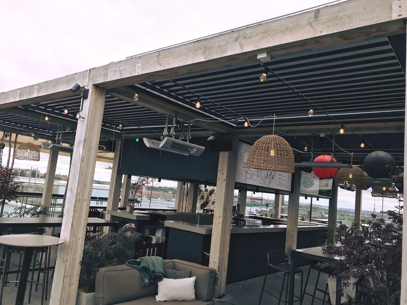En vädersäkrad pergola hos Resaturang TAK mitt i Stockholm  – bild 2
