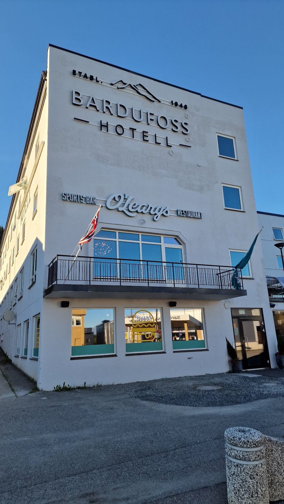 Fasadskyltning till Hotell Bardufoss och O'Learys Bardufoss – Bardufoss – bild 2