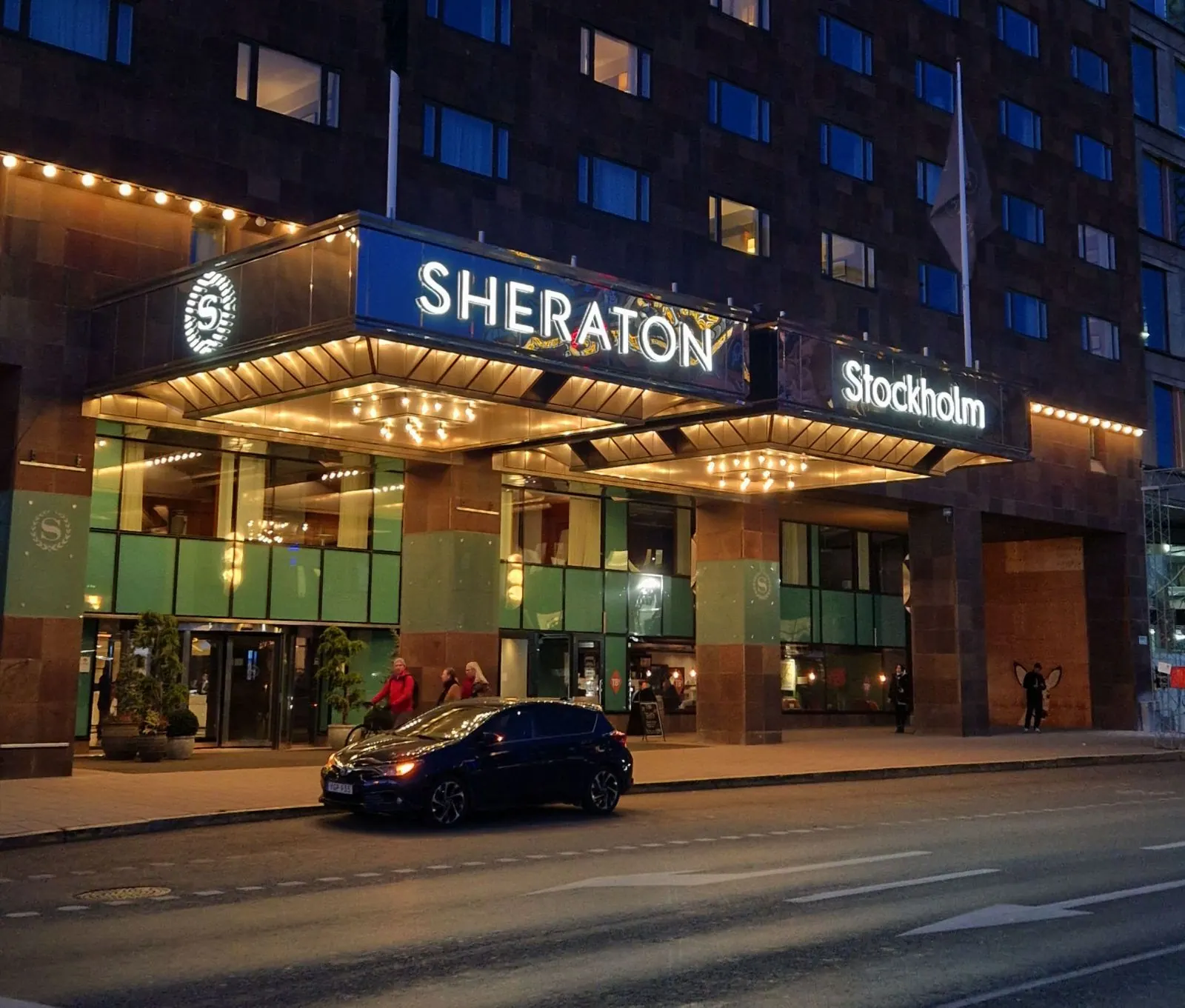 Ny fasadskyltning till Sheraton Stockholm  – bild 3