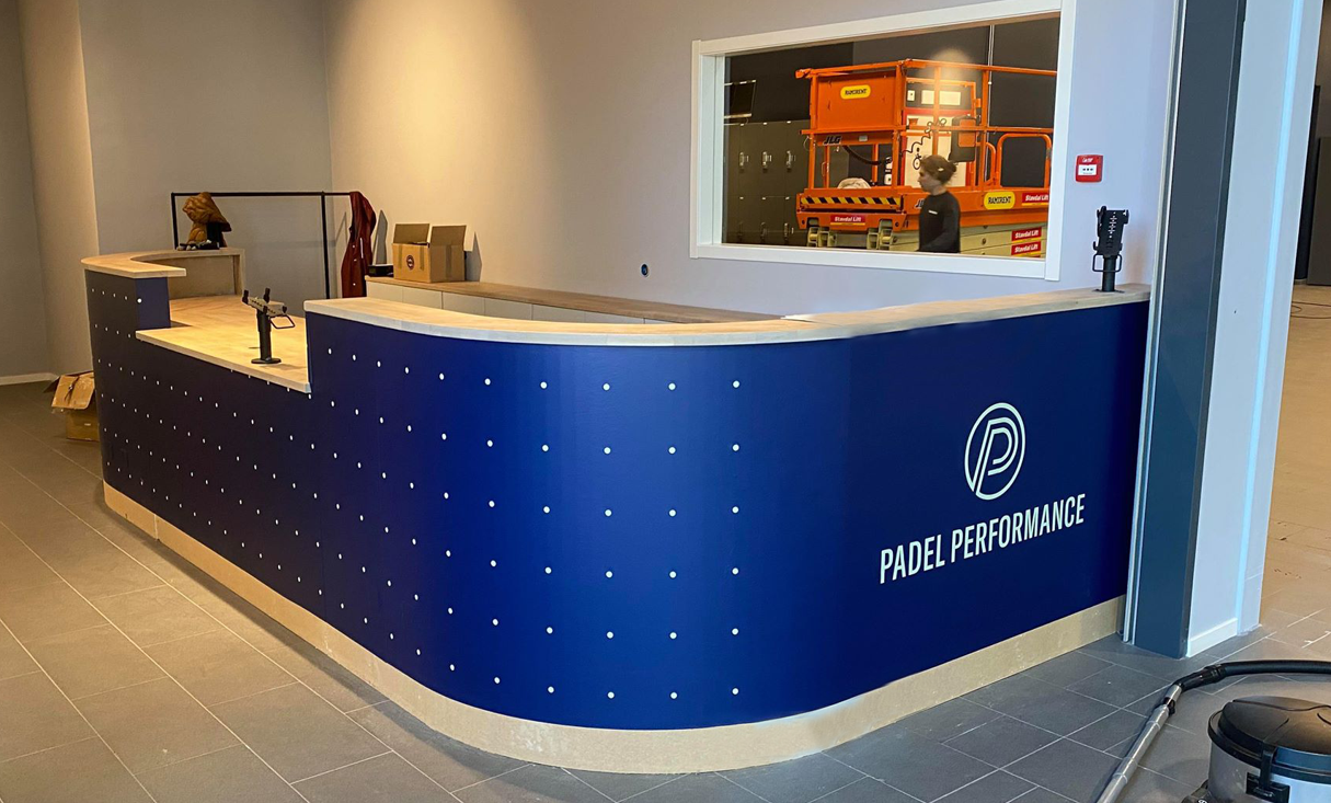 Vinylfolie och dekor på väggar och receptionsdiskar