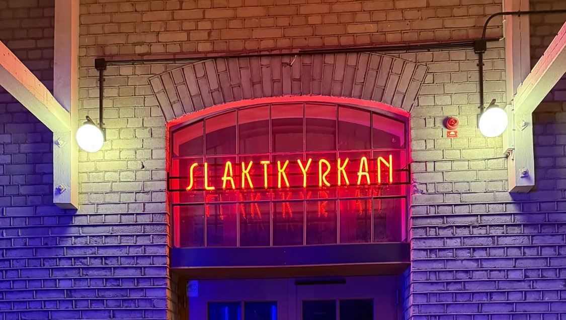 Så syns ni i höstmörkret! Hitta den perfekta belysta fasadskylten för ditt företag